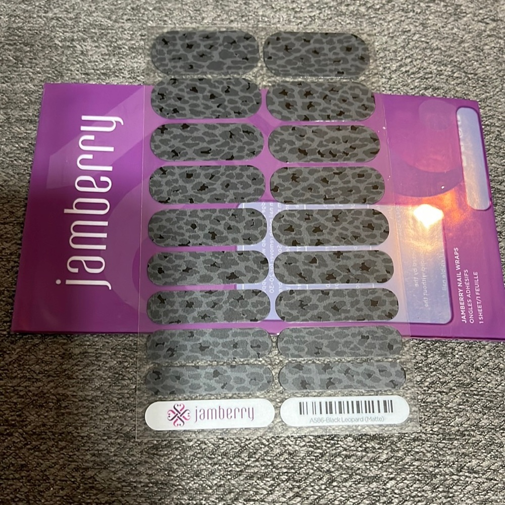 Jamberry. Black leopard (matte). A586